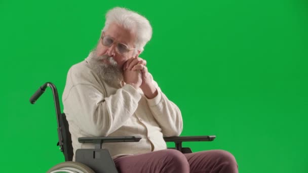 养恤金领取者照料和日常生活创意广告概念 彩色键绿色屏幕上的老年男子画像 坐在轮椅上沉思的老人 沮丧的表情 — 图库视频影像