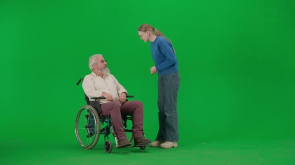养恤金领取者照料和日常生活创意广告概念 彩色键绿色屏幕上的老年残疾人画像 坐在轮椅上的老人和年轻的女孩助理看护员交谈着 — 图库视频影像