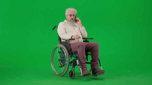 养恤金领取者照料和日常生活创意广告概念 彩色键绿色屏幕上的老年残疾人画像 老年人坐在轮椅上 用智能手机说话 — 图库视频影像