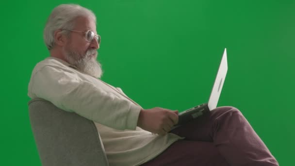 Emekli Eğlencesi Günlük Yaratıcı Reklam Konsepti Krom Anahtar Yeşil Ekranda — Stok video