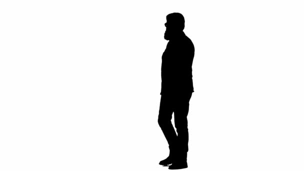 白い隔離された背景の高齢者の黒いシルエット フルフレームの老人が歩いている ハーフターン — ストック動画
