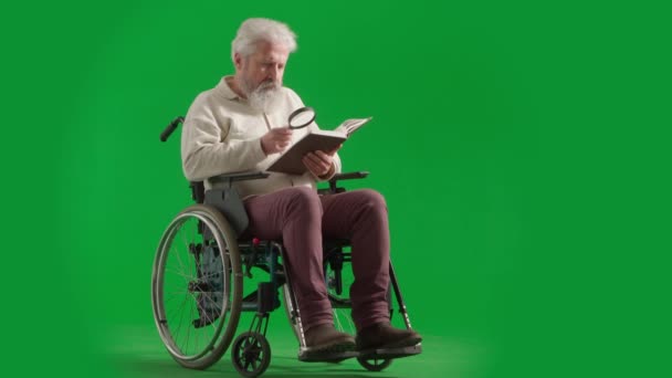养恤金领取者照料和日常生活创意广告概念 彩色键绿色屏幕上的老年残疾人画像 带放大镜的轮椅读物中的中弹老人 — 图库视频影像