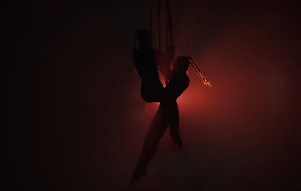 Moderne Choreographie Und Akrobatik Kreatives Werbekonzept Zwei Turnerinnen Isoliert Auf — Stockfoto