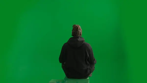 언덕에 자세에 여행자 남자는 화면에 스튜디오에서 뒤보기 — 스톡 사진
