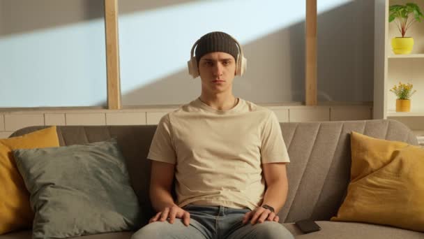 Концепция Творческой Рекламы Музыки Человеческих Эмоций Портрет Молодого Человека Комнате — стоковое видео