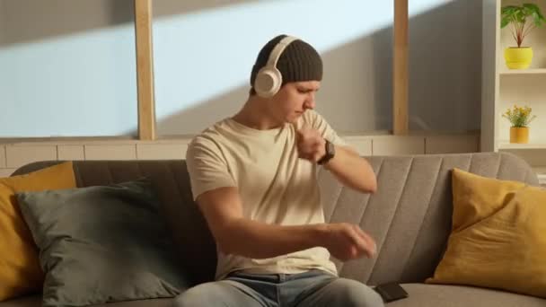 Musik Und Menschliche Emotionen Kreatives Werbekonzept Porträt Eines Jungen Menschen — Stockvideo
