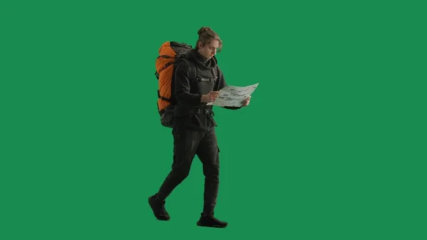 Turista Masculino Estuda Mapa Área Enquanto Caminha Homem Viajante Comprimento — Fotografia de Stock
