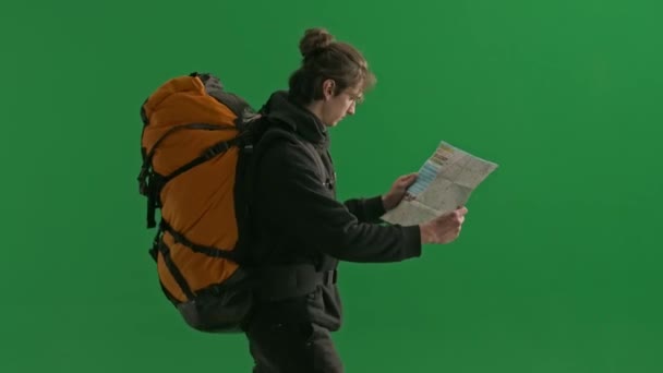 Męski Turysta Bada Mapę Okolicy Podczas Wędrówki Podróżnik Plecakiem Plecach — Wideo stockowe