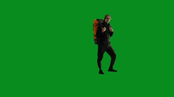 Мужчина Путешественник Рюкзаком Спине Поднимающийся Вверх Зеленому Экрану Достигнув Вершины — стоковое видео