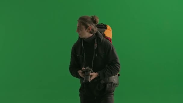 Een Mannelijke Reiziger Maakt Foto Met Een Camera Tijdens Het — Stockvideo