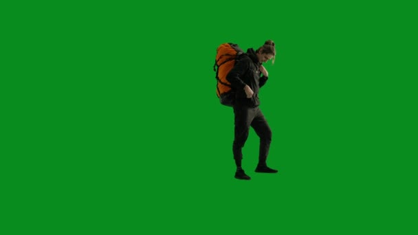 Samiec Podróżujący Plecakiem Plecach Wspina Się Górę Zielonym Ekranie Dotarciu — Wideo stockowe