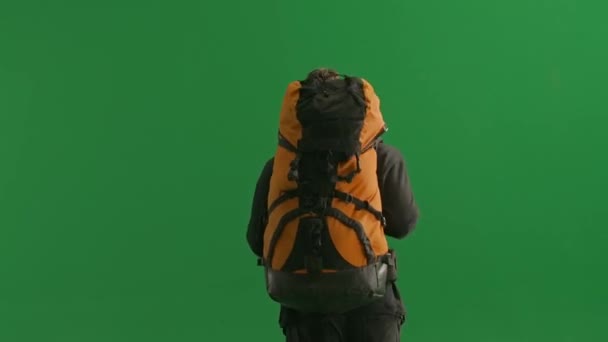 Widok Mężczyzny Biegającego Dużym Plecakiem Plecach Spieszący Się Podróżnik Studio — Wideo stockowe