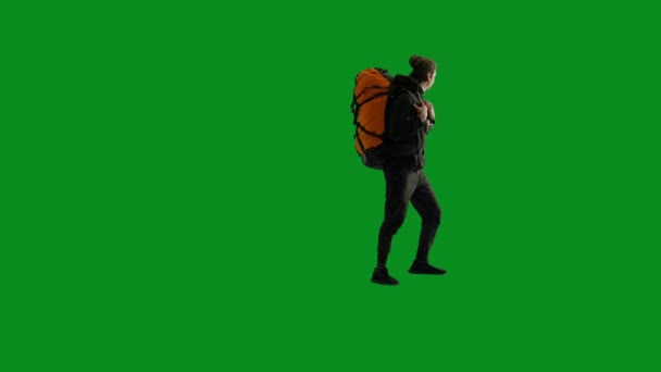 Samiec Podróżujący Plecakiem Plecach Kamerą Retro Szyi Wspina Się Zielony — Wideo stockowe