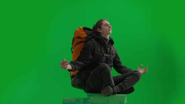 Egy Boldog Elégedett Férfi Utazó Lótusztesttartásban Egy Dombon Meditál Friss — Stock videók