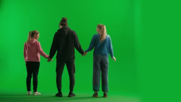 Hárman Fogják Egymás Kezét Felemelik Kezüket Emberek Egy Csoportja Ünnepli — Stock videók