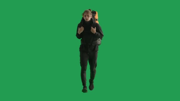 Sırtında Sırt Çantasıyla Koşan Aceleci Bir Erkek Yolcu Stüdyoda Tam — Stok video