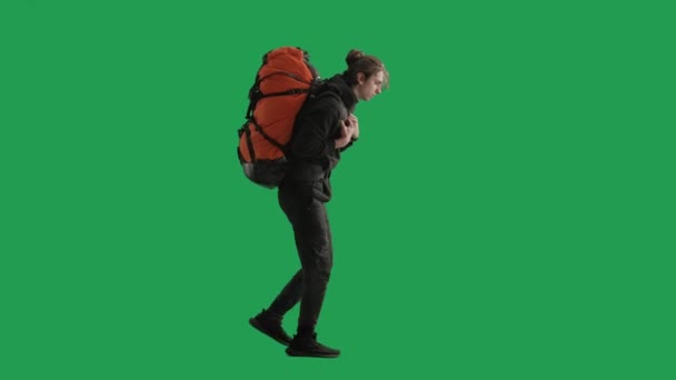 Widok Boku Zmęczony Turysta Pełnej Długości Spaceru Ciężkim Plecakiem Zielonym — Wideo stockowe