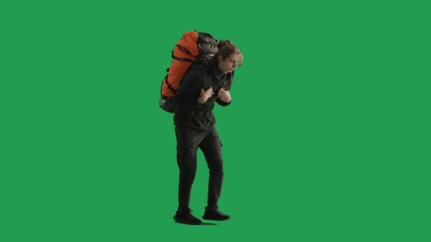 Kävely Väsynyt Patikoija Täydellä Korkeudella Vihreällä Näytöllä Miesmatkustaja Kantaa Raskasta — kuvapankkivideo