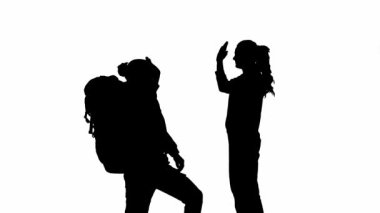 Tırmanırken bir kadına uzanan bir adamın siyah silüeti. Ortak başarıya sevinen, birbirlerine beşlik çakan bir çift. Beyaz arka planda turistler, erkek ve kadın.