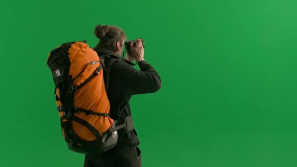 Achteraanzicht Van Een Mannelijke Reiziger Die Tijdens Een Wandeling Foto — Stockvideo