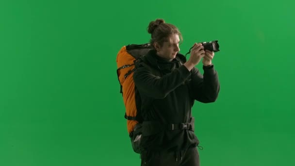 Samiec Podróżujący Robi Zdjęcia Aparatem Fotograficznym Podczas Wędrówki Turysta Plecakiem — Wideo stockowe