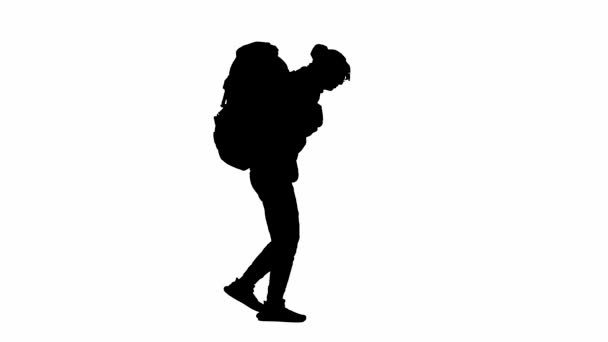 Черный Силуэт Человека Белом Изолированном Фоне Путешественник Тяжелым Рюкзаком Спине — стоковое видео