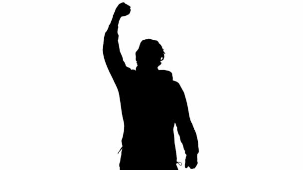 一个年轻远足者的黑色轮廓快乐地做了一个胜利的手势 举起他的手在空中 一个站在与世隔绝的白色背景上的男人 — 图库视频影像