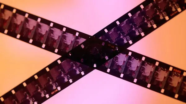Rayas Cruzadas Película Fotográfica Sobre Fondo Rosa Naranja Degradado Cerca — Foto de Stock
