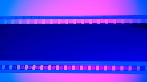 Franja Película Blanco Sin Desarrollar Sobre Fondo Azul Iluminada Por — Foto de Stock