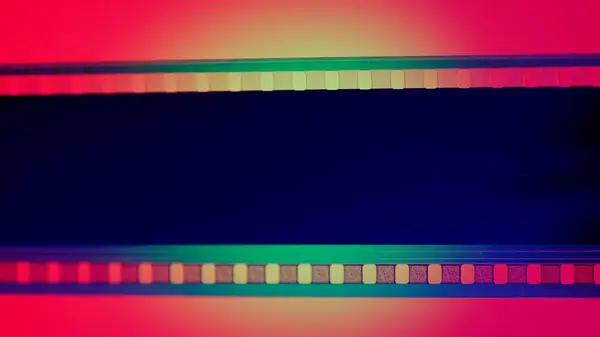 Tiras Negras Película Sobre Fondo Rojo Con Luz Circular Verde — Foto de Stock