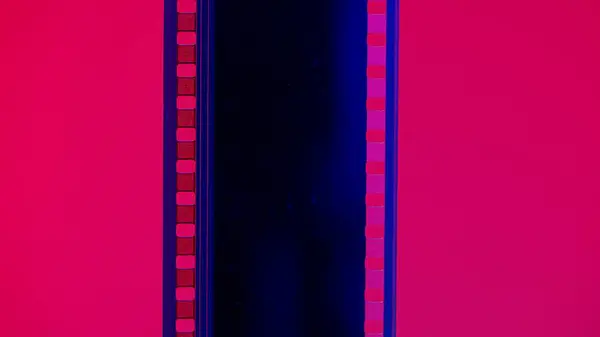 Tira Película Vertical Sobre Fondo Rojo Cerca Marco Diapositiva Película — Foto de Stock