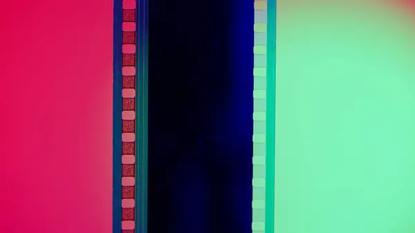 Tiras Película Verticales Sobre Fondo Rojo Verde Cerca Marco Diapositiva — Foto de Stock