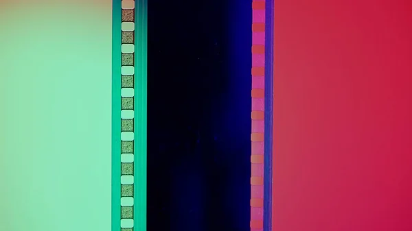 Vertikální Film Proužek Červeném Zeleném Pozadí Zblízka Snímek Kinofilmu Dlouhý — Stock fotografie