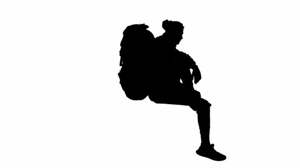 Черный Силуэт Мужчины Путешественника Большим Рюкзаком Сидящего Возвышенном Положении Белом — стоковое видео
