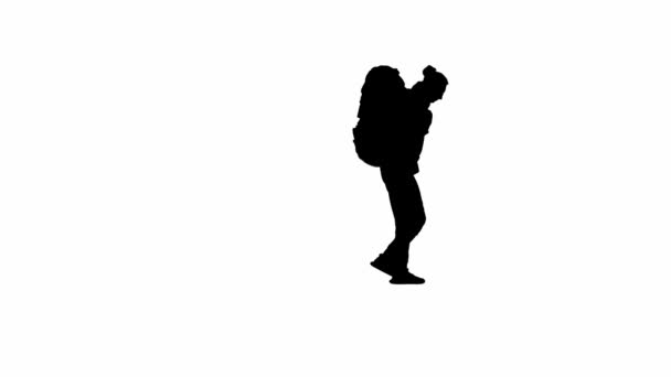 一个背着远足背包向上攀登的男性游客的黑色轮廓 一只雄性正在爬山 在爬到山顶后 用双手愉快地做着一个胜利的手势 具有白色背景的游客 — 图库视频影像