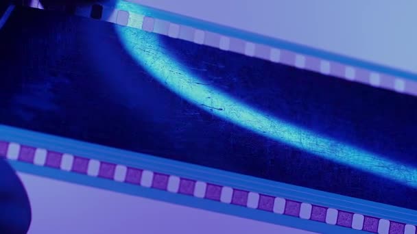 Karanlığın Içindeki Eski Filmin Çizilmiş Dokusu Mavi Neon Işıkta Yakından — Stok video