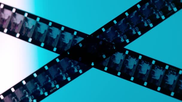 Перехрещена Смуга Фотоплівки Плавним Переходом Освітлення Від Синього Білого Негативні — стокове відео