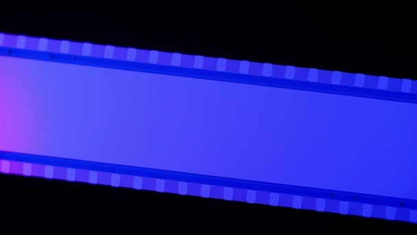 Tira Azul Filme Iluminado Com Luz Circular Rosa Sobre Fundo — Vídeo de Stock