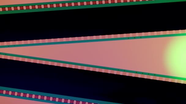 緑のネオンサーキュラーライトで照らされたピンクの背景に2つの黒いフィルムストリップが閉じます コピースペース — ストック動画