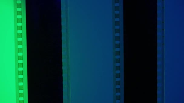青と緑の勾配の背景にある2つの垂直フィルムストリップを閉じます 35Mmフィルム スライド フレーム ロング レトロフィルムストリップフレーム コピースペース — ストック動画