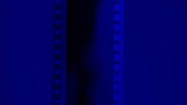 Vertikaler Streifen Leerer Folie Auf Blauem Farbverlauf Hintergrund Nahaufnahme Verarbeitung — Stockvideo