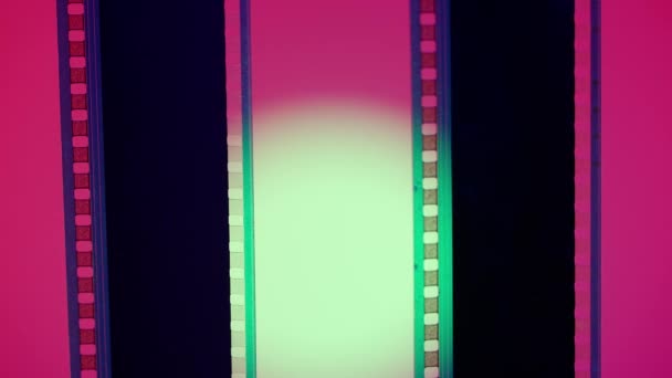 Vertikální Film Proužek Růžovém Pozadí Zeleným Kruhovým Světlem Zblízka Snímek — Stock video