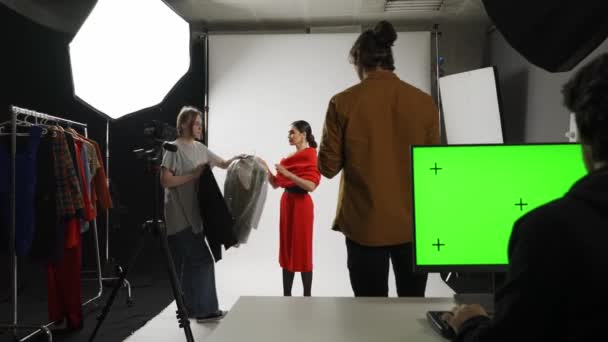 Fotografování Týmová Práce Zákulisí Konceptu Modelový Produkční Tým Studiu Žena — Stock video