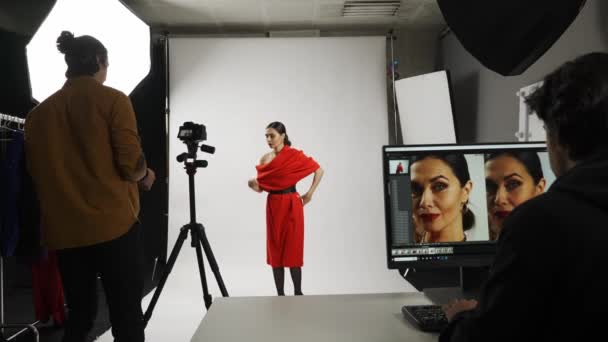 Sesja Zdjęciowa Praca Zespołowa Kulisami Model Zespół Produkcyjny Studio Kobieta — Wideo stockowe