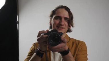 Fotoşop ve takım çalışması sahne arkası reklam yaratıcı konsepti. Model ve yapım ekibi stüdyoda. Profesyonel fotoğrafçı kameraya bakıp gülümsüyor..