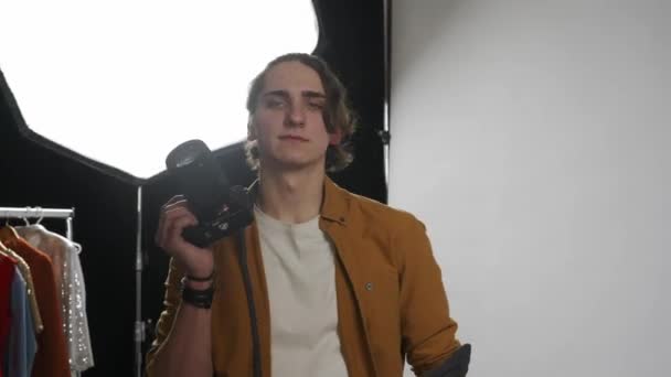 摄影和团队合作后台广告创意理念 工作室里的模特和制作团队 年轻男性专业摄影师 直接看着相机拍照 — 图库视频影像