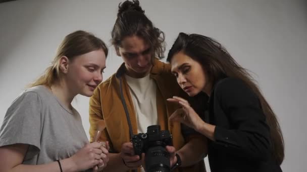 팀워크 백스테이지 창의적인 스튜디오에서 모델과 카메라에 사진을 말하기 — 비디오