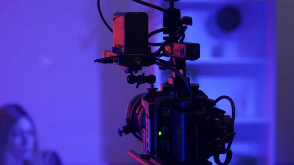 Professional Video Camera Tripod Blurred Background Female Presenter Dark Studio — Stock Photo, Image
