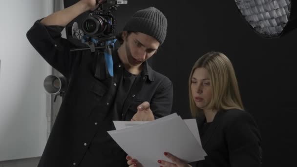 Regisseur Cameraman Bekijken Het Script Bespreken Komende Shoot Een Man — Stockvideo