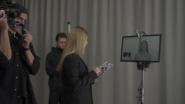 Bemanning Backstage Vrouwelijke Regisseur Cameraman Met Camera Mannelijke Illuminator Studio — Stockvideo